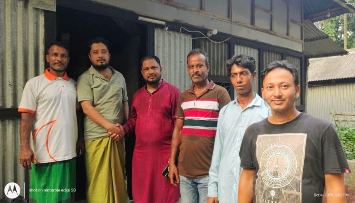 মতলব উত্তরে বিভিন্ন শ্রেণী পেশার মানুষের সাথে চেয়ারম্যান প্রার্থী  শাহ আলম লস্করের কুশল বিনিময় 
