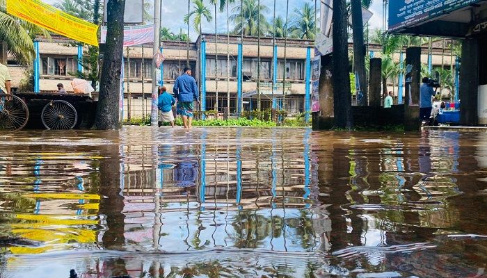 রেকর্ড বৃষ্টিতে নোয়াখালী শহরে জলাবদ্ধতা, জনদুর্ভোগ চরমে