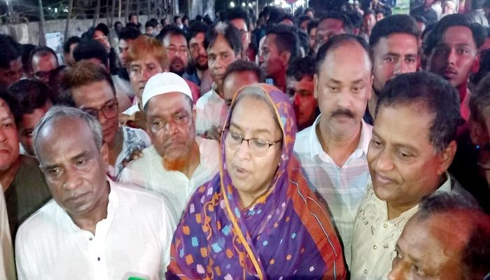 চাঁদপুরে দীপু মনির নেতৃত্বে আনন্দ মিছিল
