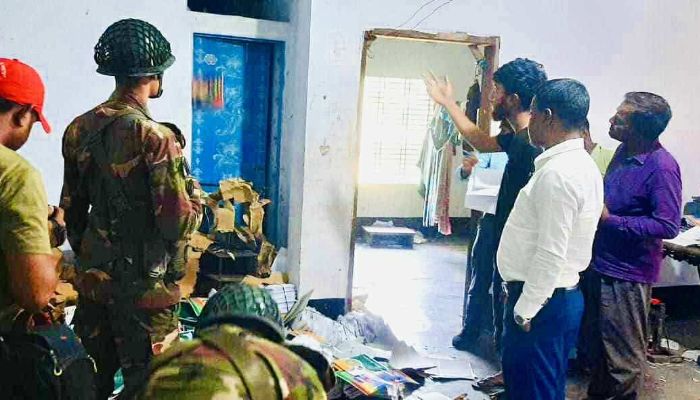 সিংড়ায় এনএসআইয়ের তথ্যের ভিত্তিতে নকল বই ছাপানোর কারখানায় যৌথ বাহিনীর অভিযান