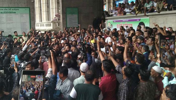 নগরভবনে এলেন ইশরাক, আন্দোলনকারীরা উজ্জীবিত