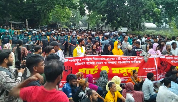 ‘মার্চ টু যমুনা': পুলিশের বাধায় গার্মেন্টস শ্রমিকদের কাকরাইলে বিক্ষোভ