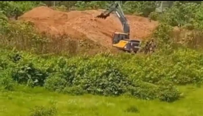 ফেনীর পরশুরাম সীমান্তে আবারও খাল খনন কাজ শুরু করে ভারত, স্থানীয়দের প্রতিবাদ