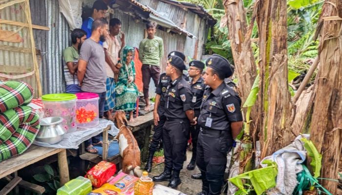 পটুয়াখালীর অসহায় বৃদ্ধা মায়ের পাশে র‍্যাব