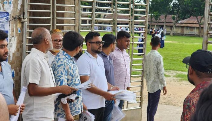 ভালুকায় এইচএসসি পরীক্ষার্থীদের মাঝে পরীক্ষার প্রয়োজনীয় সামগ্রী বিতরণ