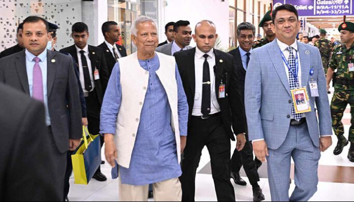 দেশে ফিরলেন প্রধান উপদেষ্টা