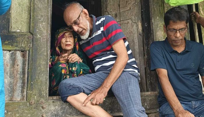 ইন্দুরকানীতে পানি বন্দি মানুষের ঘরে ত্রাণ ও নগদ অর্থ পৌঁছে দিলেন জেলা বিএনপির আহবায়ক আলমগীর হোসেন