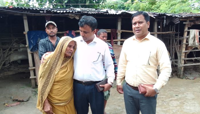 জীবনযুদ্ধে ক্লান্ত এক অসহায় মায়ের পাশে দাঁড়ালেন-ইউএনও