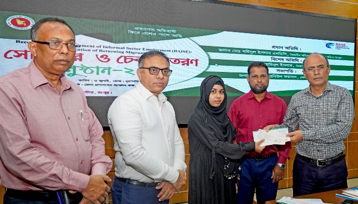 দেশের ভঙ্গুর অর্থনীতি প্রবাসীদের রেমিট্যান্সে ঘুরে দাঁড়িয়েছে