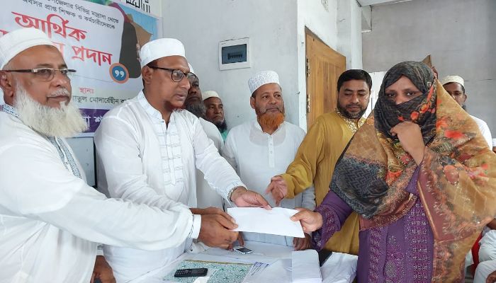 চরফ্যাশনে জমিয়াতুল মোদার্রেছীন কর্তৃক আর্থিক সহায়তা প্রদান