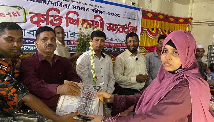 মঠবাড়িয়ায়  এসএসসি পরীক্ষায় জিপিএ-৫ প্রাপ্ত শিক্ষার্থীদের  সম্মাননা প্রদান