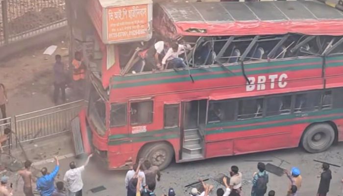 এক্সপ্রেসওয়ের পিলারে বিআরটিসি দ্বিতল বাসের ধাক্কা, আহত ১