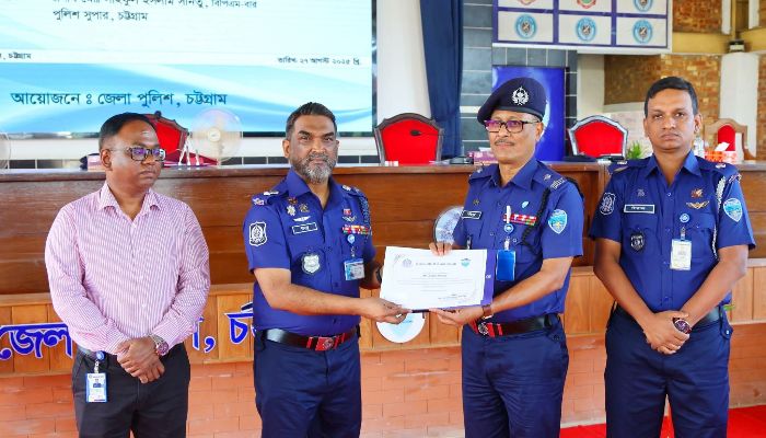 অপরাধ দমনে সাফল্য, সম্মাননা পেলেন সীতাকুণ্ড থানার ওসি