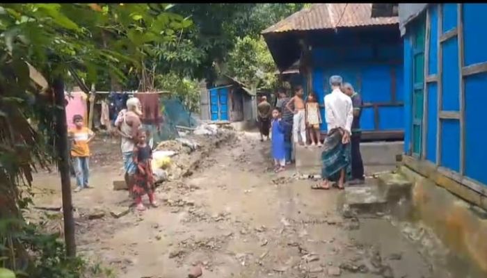 লক্ষ্মীপুরে প্রবাসী পরিবারের তারকাঁটা বেড়া ভাঙচুর