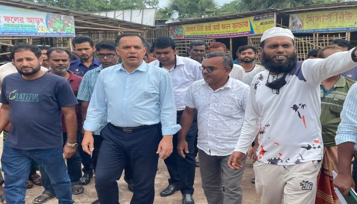 পেয়ারাতলা ফল বাজার পরিদর্শন করে সার্বিক উন্নয়নের আশ্বাস জেলা প্রশাসকের