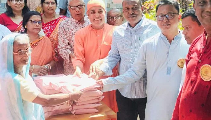 সুনামগঞ্জে হিন্দু নারীর মাঝে বস্ত্র বিতরন