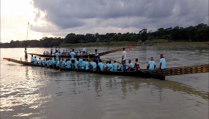 উজিরপুরে নৌকা বাইচ প্রতিযোগিতা