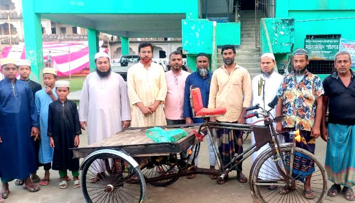 রামপালে অসহায় পরিবারকে ভ্যান উপহার 