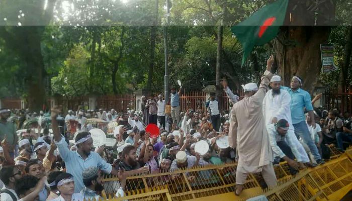শিক্ষকদের ‘ভুখা মিছিল’ আটকে দিল পুলিশ