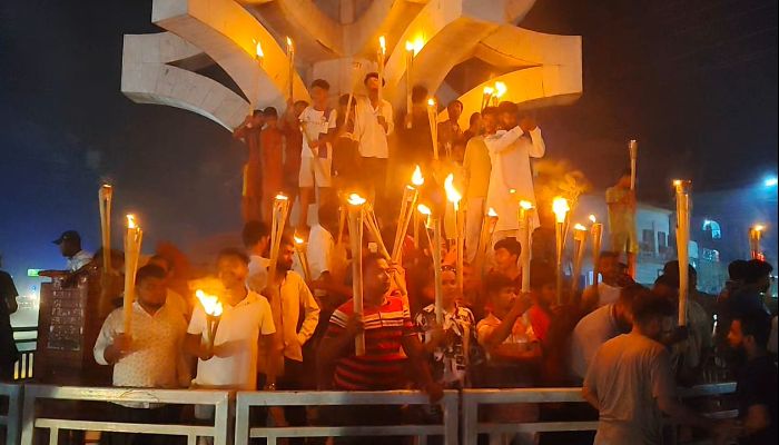 ট্রেনে পাথর নিক্ষেপ ঘটনায় মামলার প্রতিবাদে মশাল মিছিল