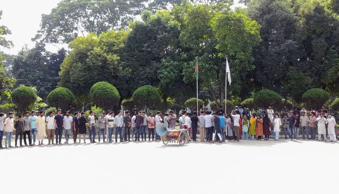 ইবি শিক্ষকের বহিস্কারসহ পাঁচ দাবি আন্দোলনকারীদের