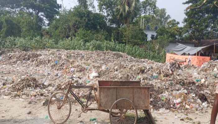 তানোরে পশুহাটে ময়লার ভাগাড়, জনমনে ক্ষোভ