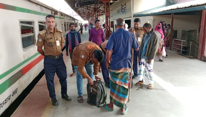 আইনশৃঙ্খলা রক্ষায় চিলাহাটিতে পুলিশ ও আর.এন.বি এর তৎপরতা