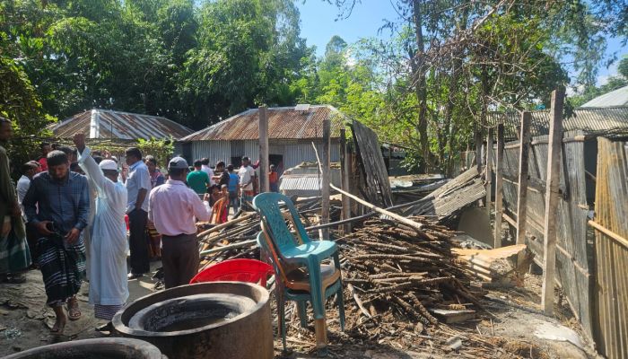 অগ্নিকাণ্ডে সব হারানো প্রতিবন্ধীর পাশে কুড়িগ্রাম চর উন্নয়ন কমিটি