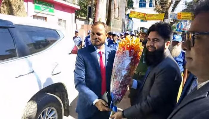 ফুলবাড়িয়া পরির্দশনে নবাগত ডিসি মো. সাইফুর রহমান