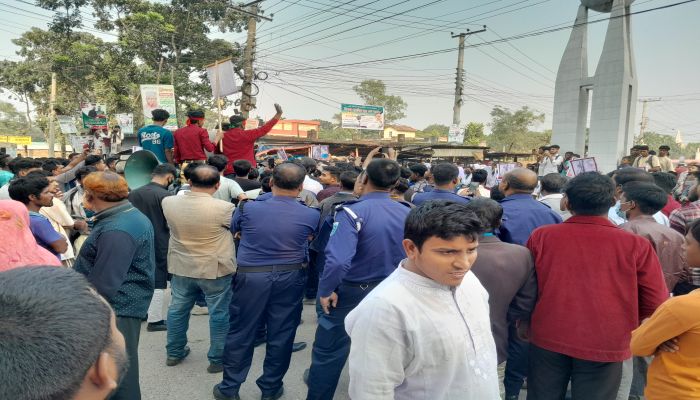 শিক্ষার্থীকে ছুরিকাঘাত, জড়িতদের গ্রেপ্তারের দাবি