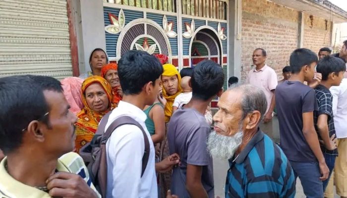 জয়পুরহাটে ডাকাতের বাড়িতে চোরাই মালামাল উদ্ধার
