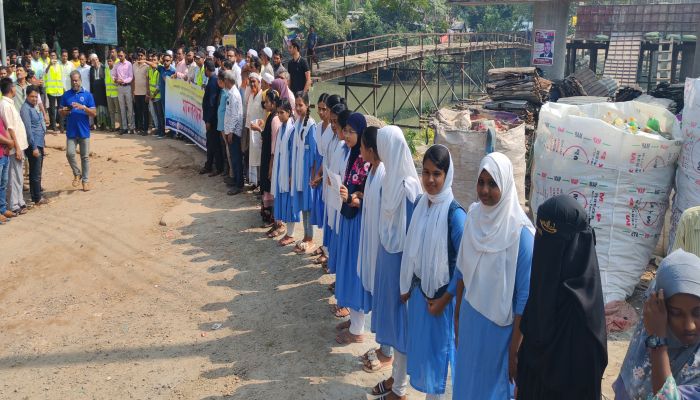 ঝালকাঠিতে বন্ধ ব্রিজ, কাজ শেষ করার দাবি 