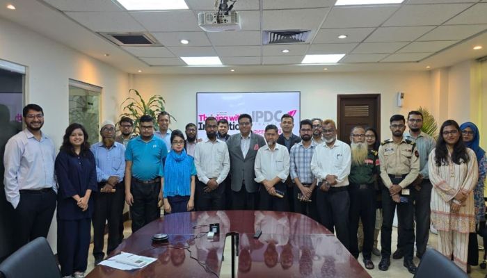 অফিস সহকারীদের বিনামূল্যে চোখ পরীক্ষা ও চশমা বিতরণ করলো আইপিডিসি