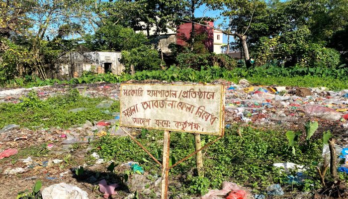 সাইনবোর্ডে নিষেধাজ্ঞা, বাস্তবে ময়লার ভাগাড়: থামছে না পরিবেশ দূষণ