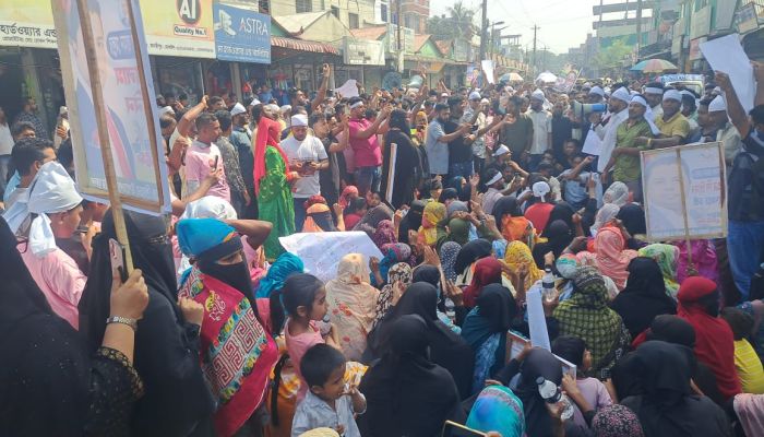 বিএনপি প্রার্থীর মনোনয়ন স্থগিতের প্রতিবাদে বিক্ষোভে