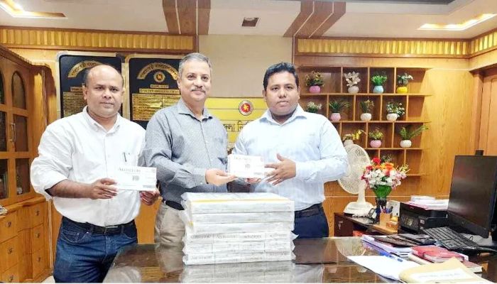 ঈশ্বরদী স্বাস্থ্য কমপ্লেক্সে সাপের বিষের প্রতিষেধক হস্তান্তর করলেন উপজেলা নির্বাহী কর্মকর্তা