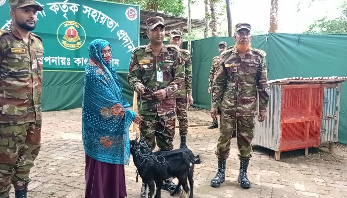 ৩০ পরিবার পেল ছাগল, হাঁস-মুরগি