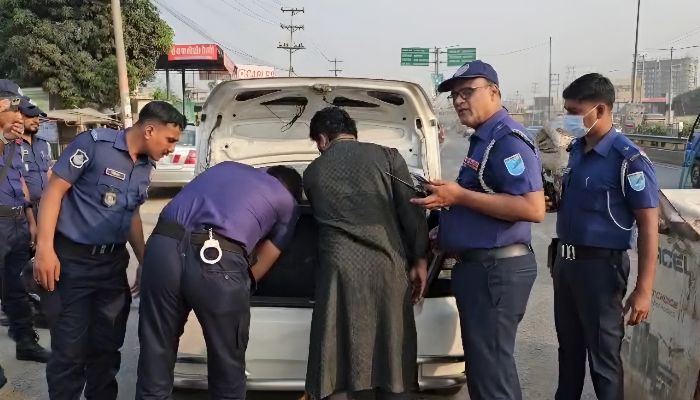 সাভারে নাশকতা রোধে পুলিশের চেকপোস্ট