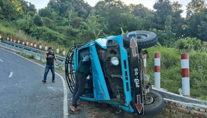 কেওক্রাডং যাওয়ার পথে চাঁদের গাড়ি উল্টে ১১ পর্যটক আহত
