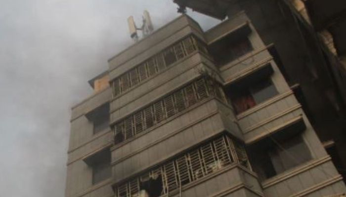 ভূমিকম্পে রাজধানীর আরমানিটোলায় ভবন ধস