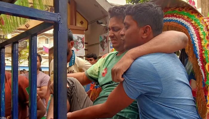 ভূমিকম্পের আতঙ্কে ঢাবির চারতলা থেকে শিক্ষার্থীর লাফ