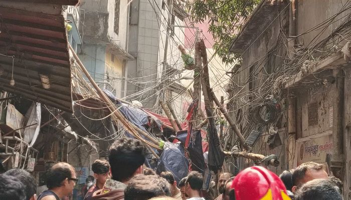 ভূমিকম্পে পুরান ঢাকায় রেলিং ধসে নিহত ৩ 