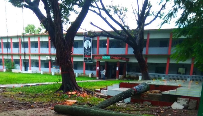 অধ্যক্ষের বিরুদ্ধে অনিয়ম ও দুর্নীতির অভিযোগ 