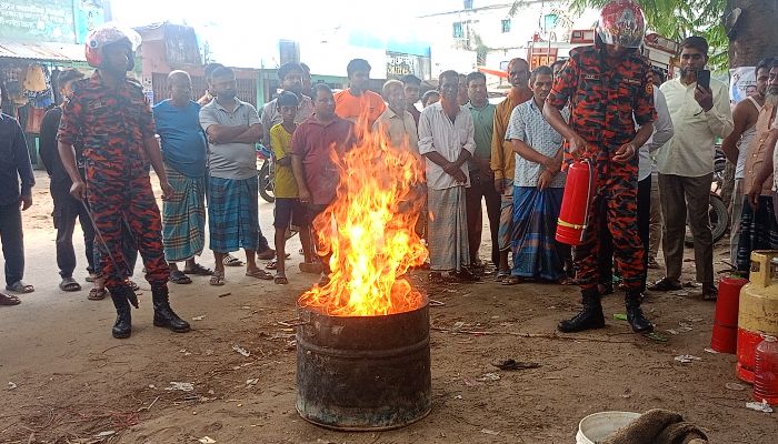 ফায়ার সার্ভিসের উদ্যোগে অগ্নি নিরাপত্তা মহড়া 