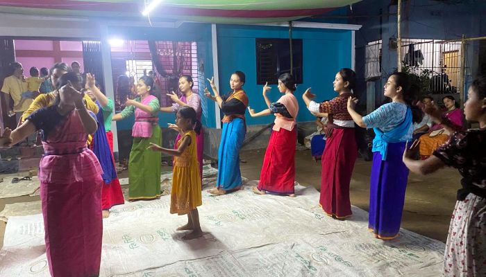 মহারাস লীলার অপেক্ষায় মণিপুরি সম্প্রদায়