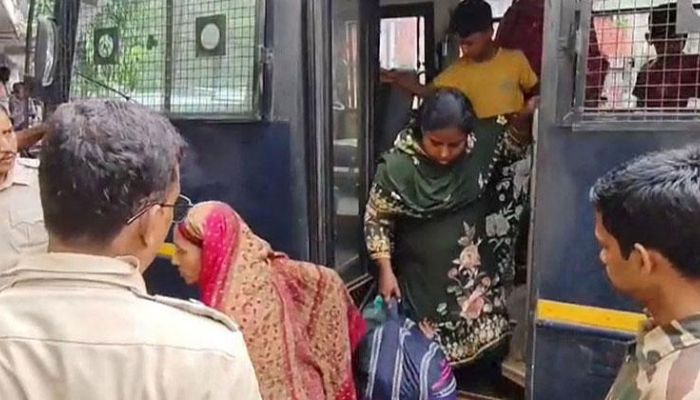 ৪৫ বাংলাদেশি গ্রেফতার, উত্তপ্ত পশ্চিমবঙ্গের রাজনীতি