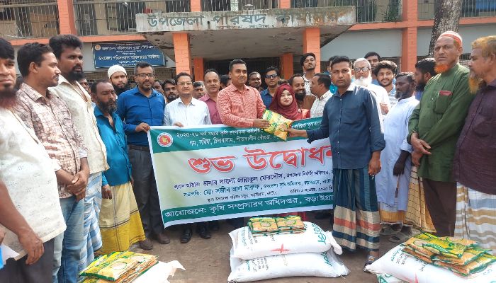 ক্ষুদ্র-প্রান্তিক কৃষকদের মাঝে বীজ ও সার বিতরণ