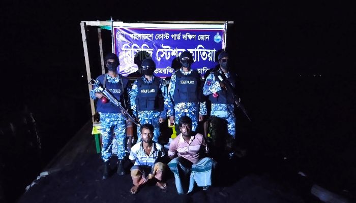 হাতিয়ায় চোরাকারবারী আটক