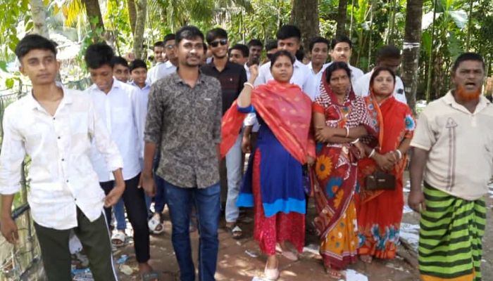 শিক্ষককে হুমকি ও হয়রানির বিরুদ্ধে বিক্ষোভ