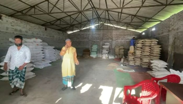 গুদাম থেকে ১৫০ বস্তা চাল লুট
